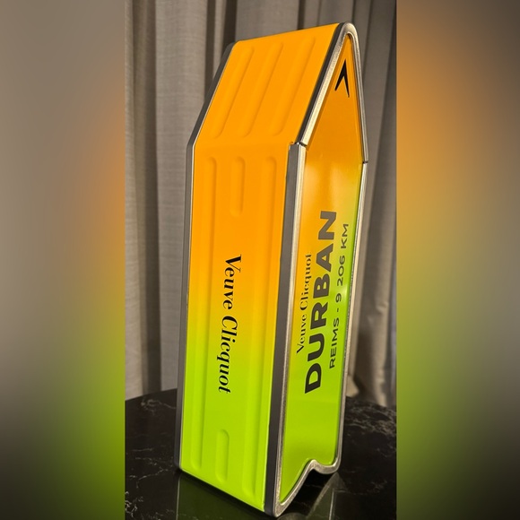 Veuve Clicquot collectible Destination Tin! Rare. Champagne NOT included. - Picture 2 of 7